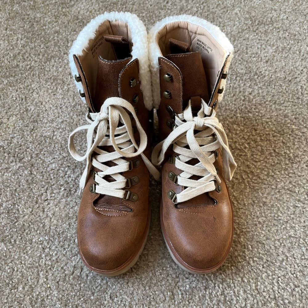 Brown boots, in perfect condition